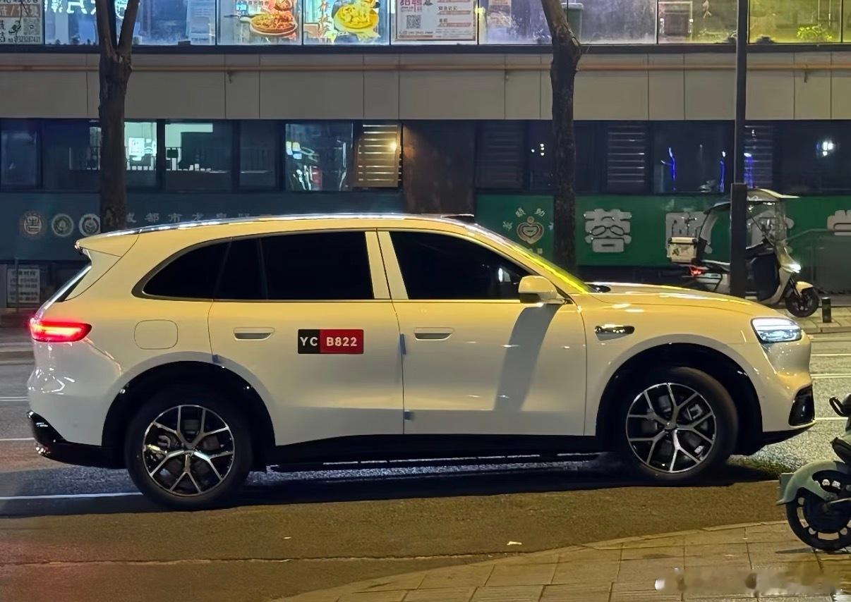 问界M6实车上路图曝光，这颜值你给打几分？问界m6