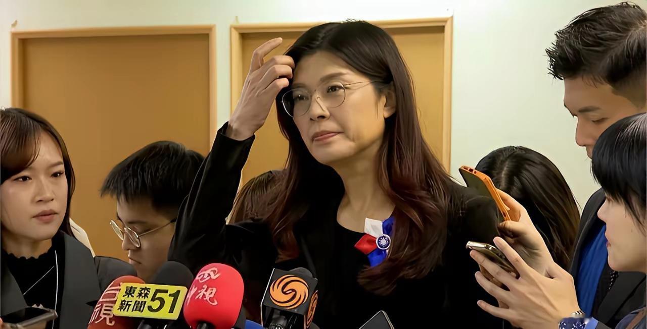 萧旭岑重申了郑丽文的两岸路线，支持两岸统一，但是主张一国两区。什么是一国两区，