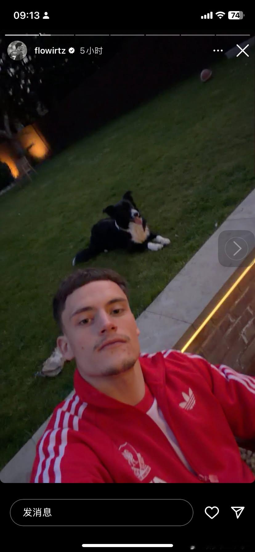 维尔茨踢完球回家还身穿利物浦外套和狗狗合影利物浦