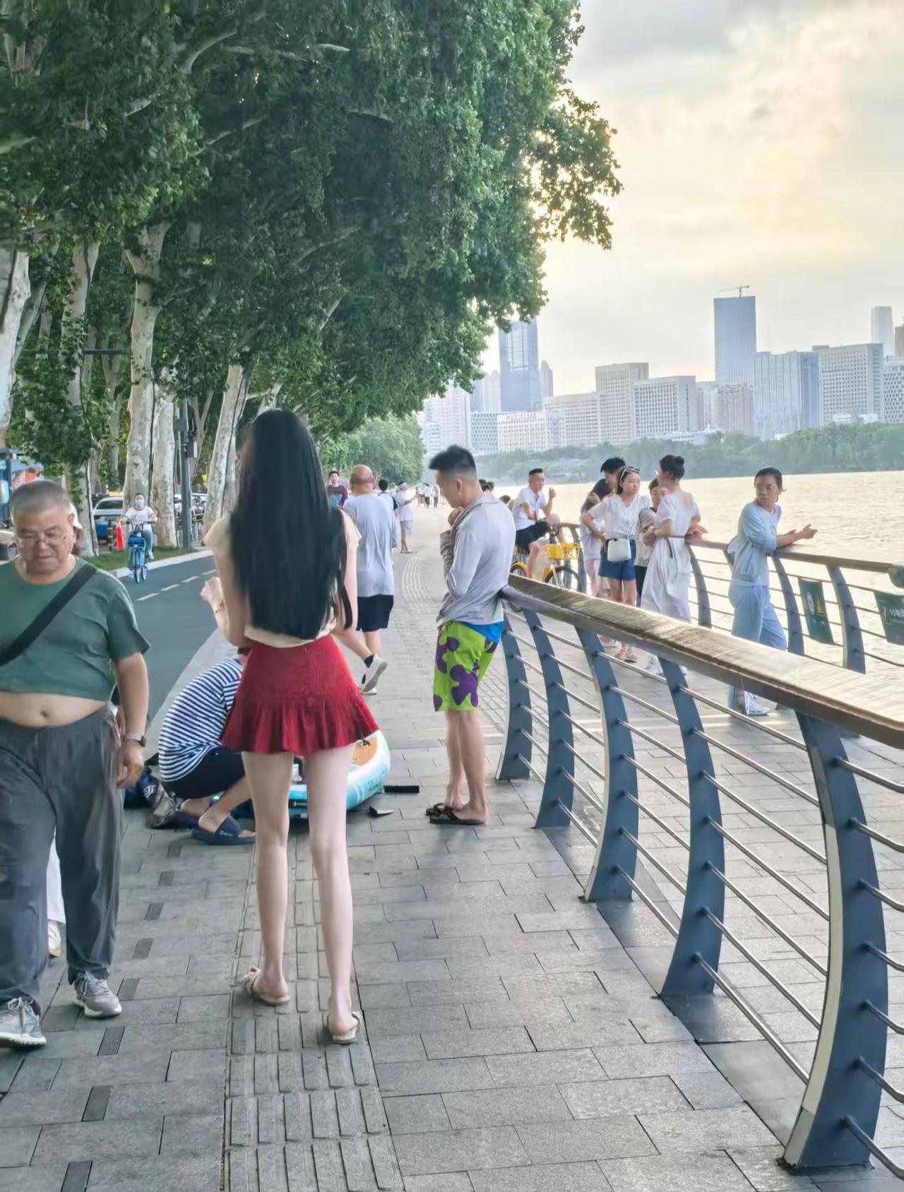 身高178，体重108，白皮少女走在人群中…