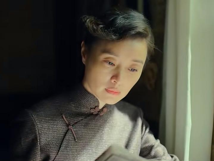 《沉默的荣耀》里女主朱枫的改编还是蛮大的，一出场是在香港万春堂大药房干会计，说是