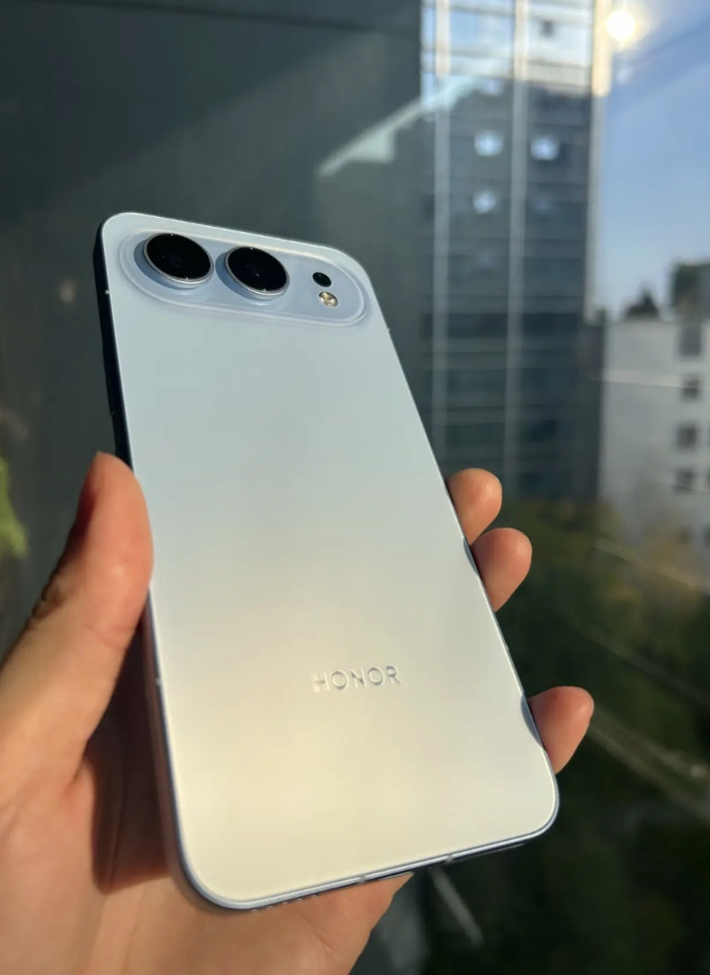 荣耀500和荣耀500Pro哪个更好看其实我个人会觉得标准版还是好看一些毕竟