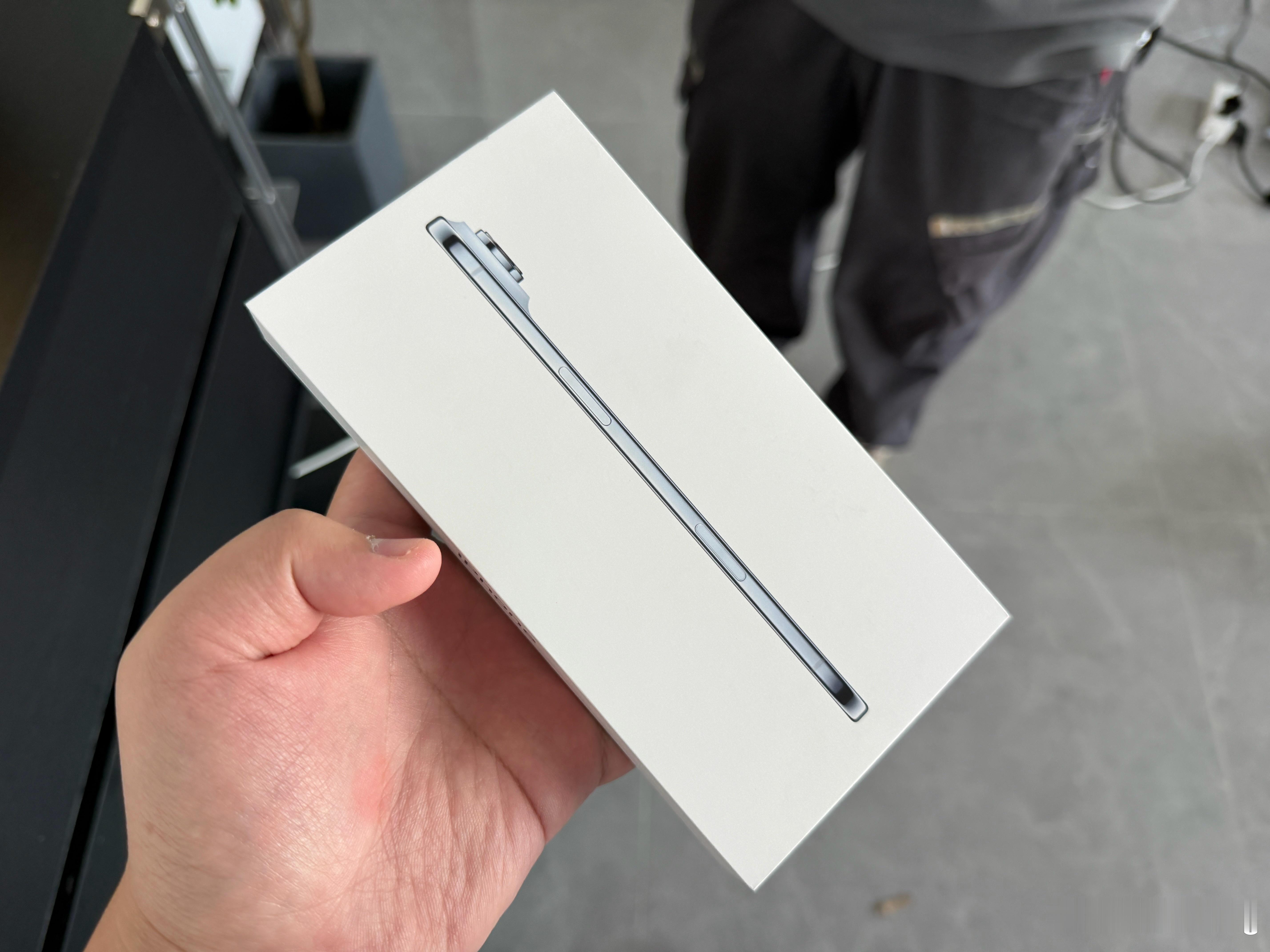 昨天在拼多多买了一台iPhoneAir今天到货，顺丰快递小哥说要当面激活想他要
