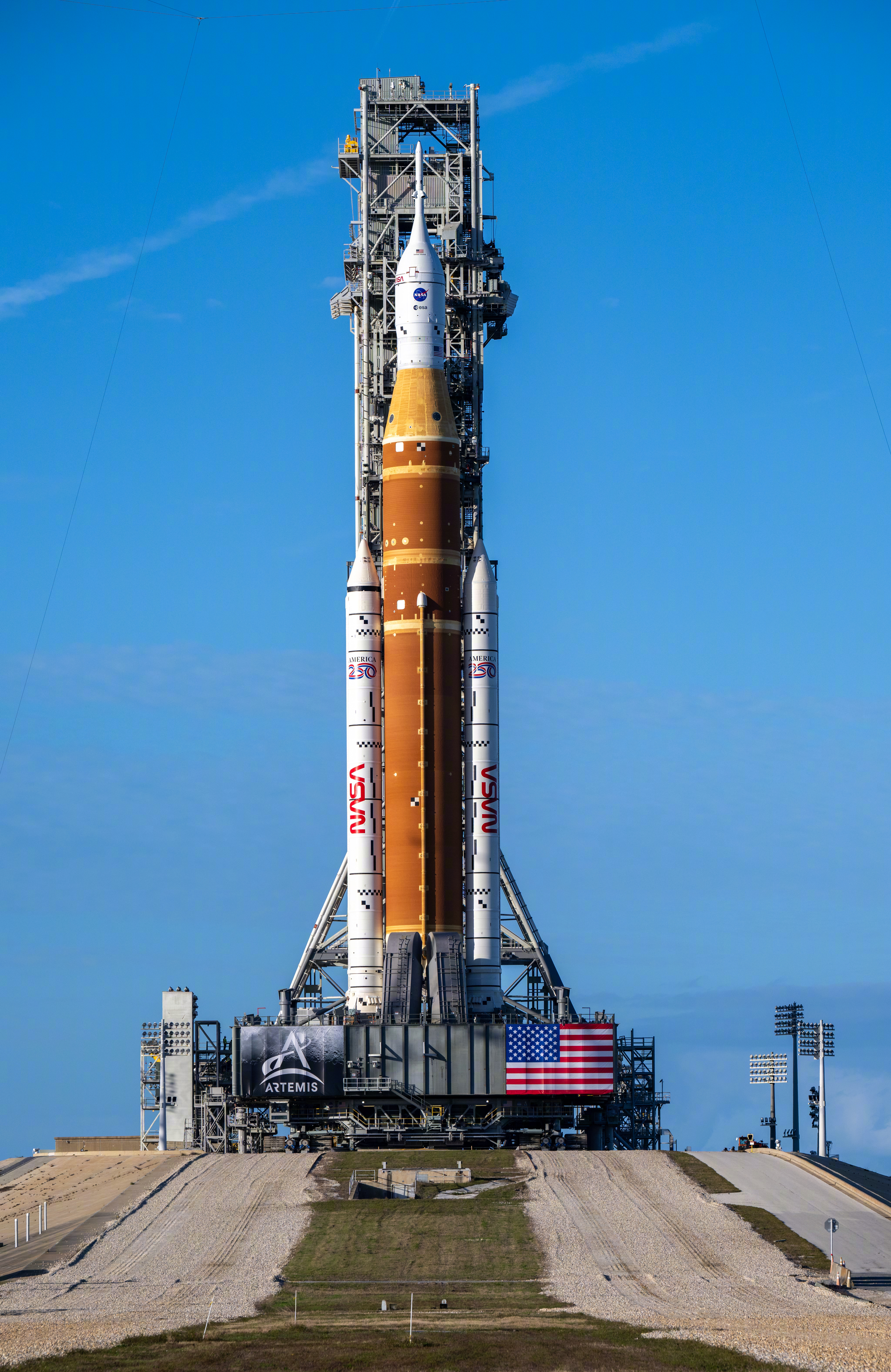 谁能想到，阻挡美国人重返月球的第一道关卡，竟然是佛罗里达州一场预计会接近零度的冷