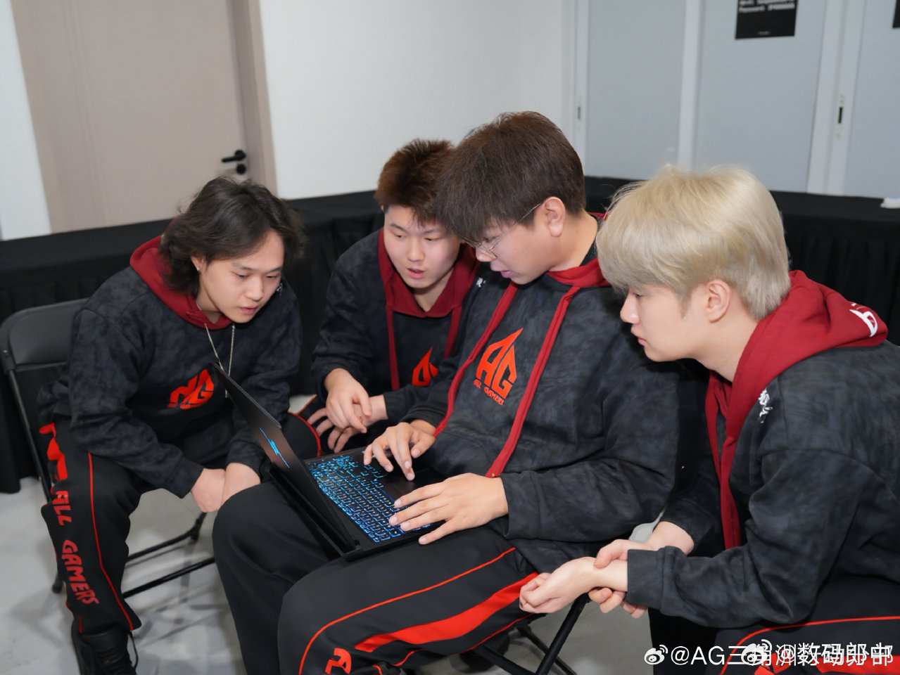 三角洲曝光荣耀WIN游戏本真机荣耀WIN系列游戏本亮相了，外观看着想当战斗力，