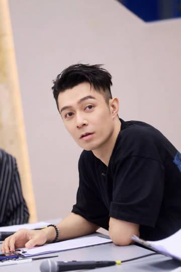 周柏豪当大湾仔的队长还是差点意思，他就是个跑腿的，队内基本是张智霖和陈小春做主，