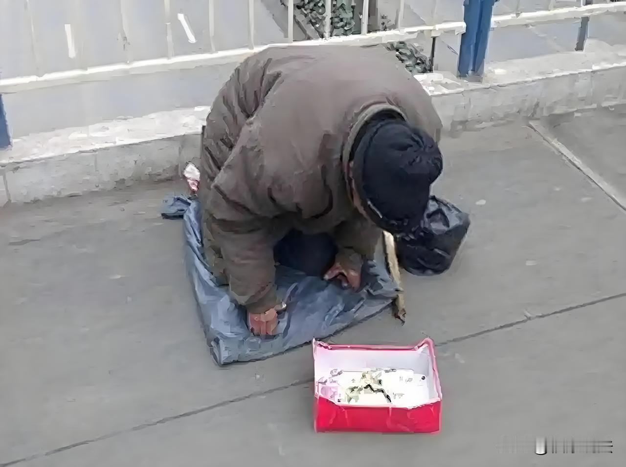 宁夏固原，离异男子乞讨时，偶遇一女子也在乞讨，女子隐瞒已婚事实，和男子恋爱并以夫