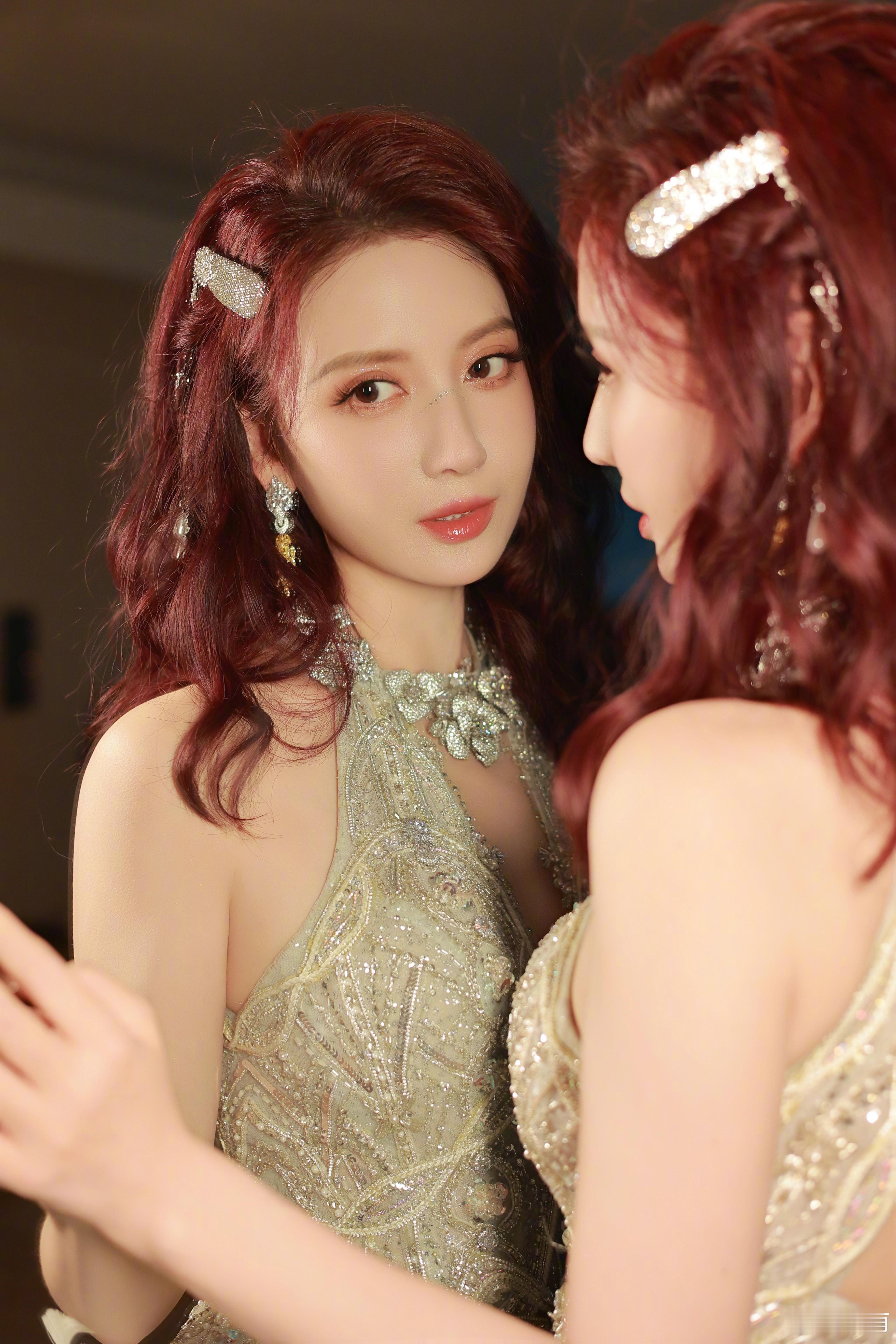 张萌裙摆垂落的碎钻正蹭过交叠的长腿——那截晃眼的线条，比窗外的霓虹更勾得人喉头