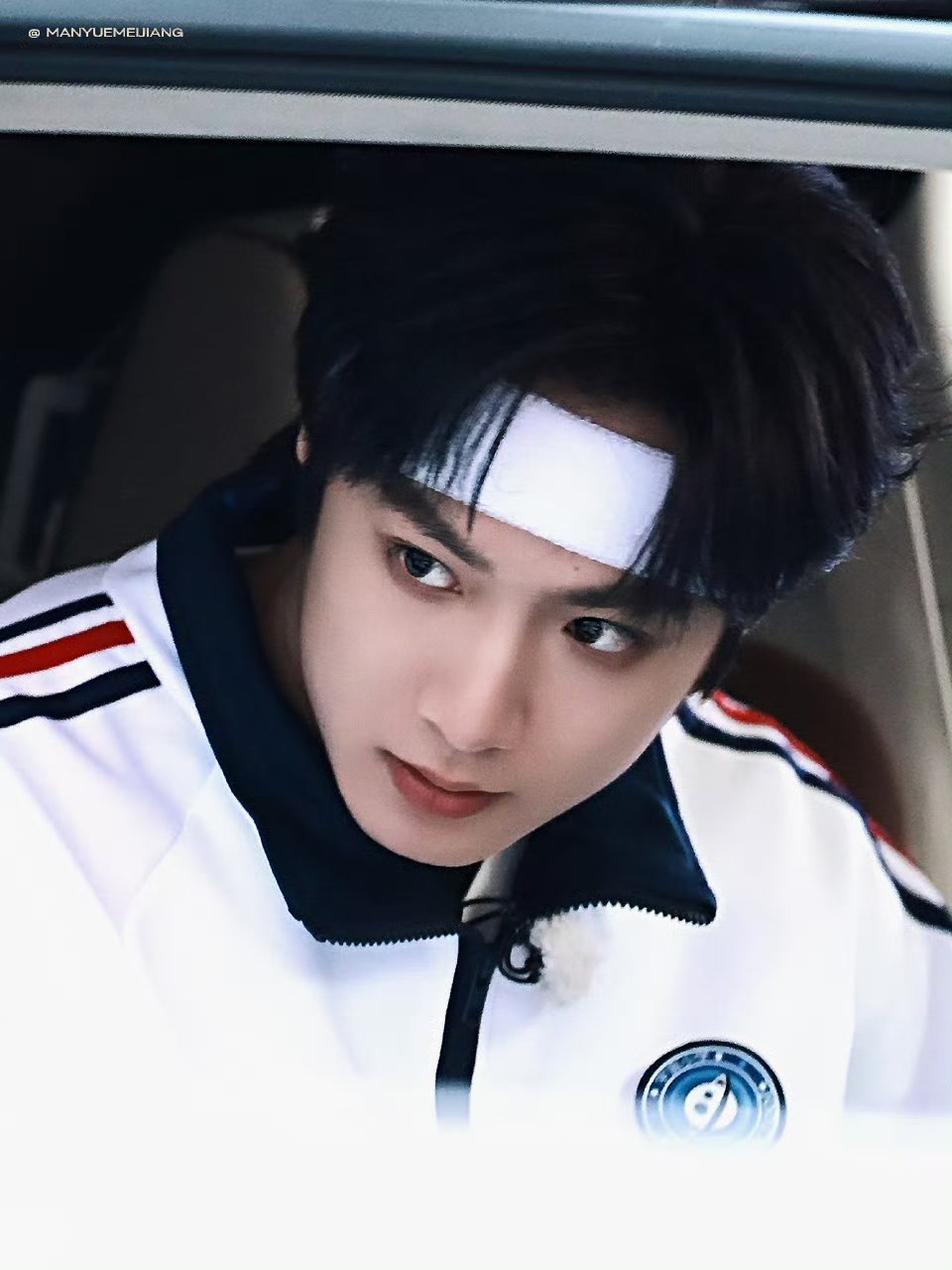 为啥对着篮球也能看出深情之感😢我一直看刘耀文你睁开眼看看不信你两眼空空