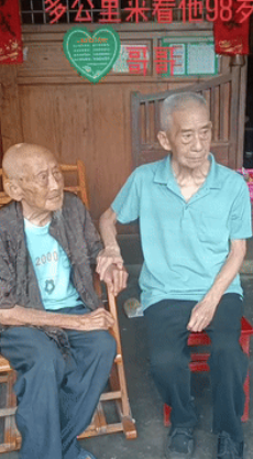 泪目了！”湖南一93岁高龄老人，携家人不远万里，踏上了跨越800公里的探亲之路，