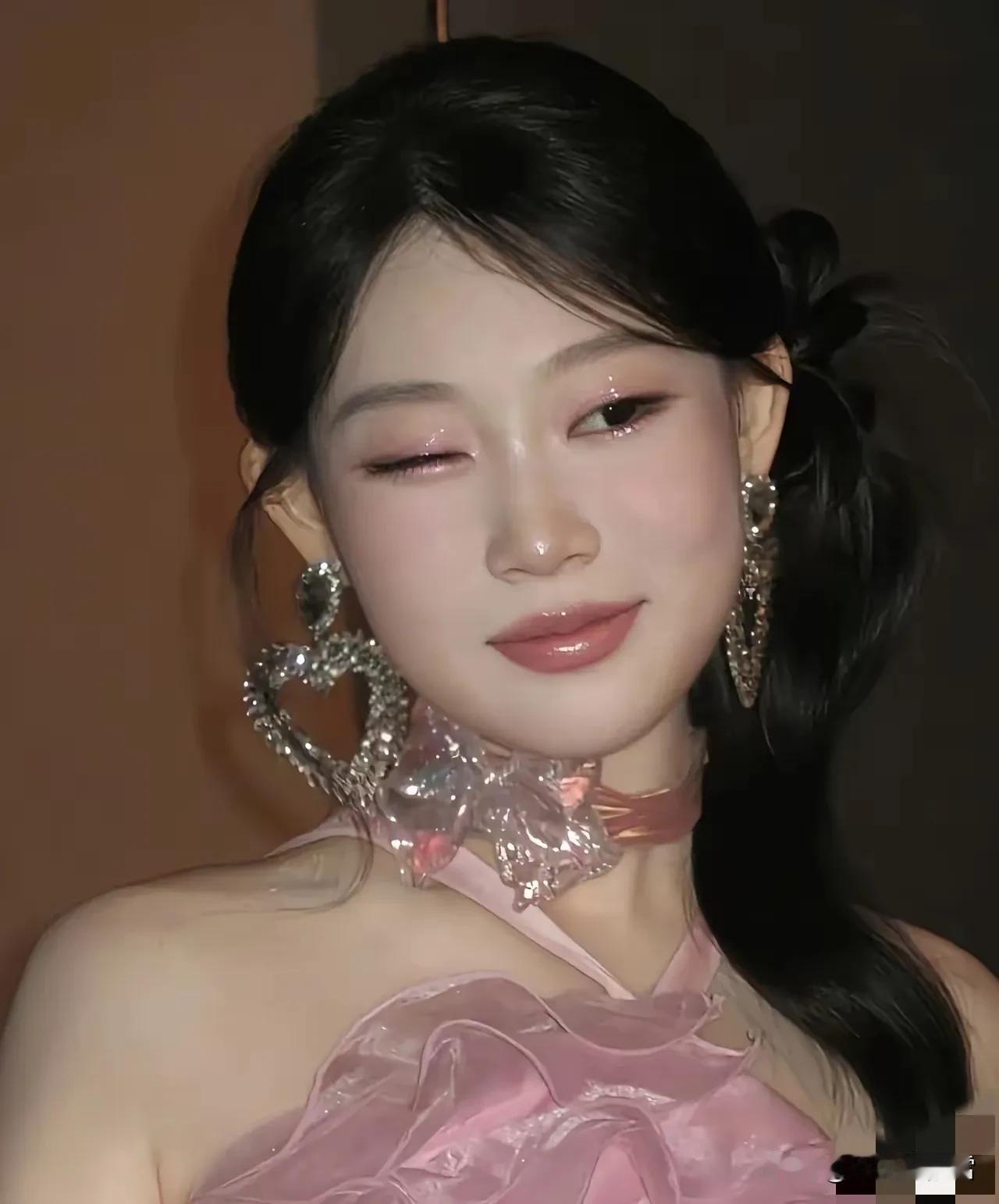 小沈阳女儿沈佳润的妆前妆后，大家觉得差别大吗？据说，化这一次妆，挺贵的，具体