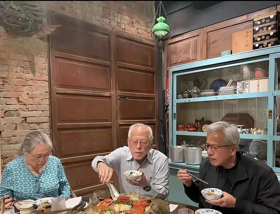 黄仁勋身价三兆台币，请爸妈吃饭，没选米其林，车开进巷子深处一家私厨。桌上摆的