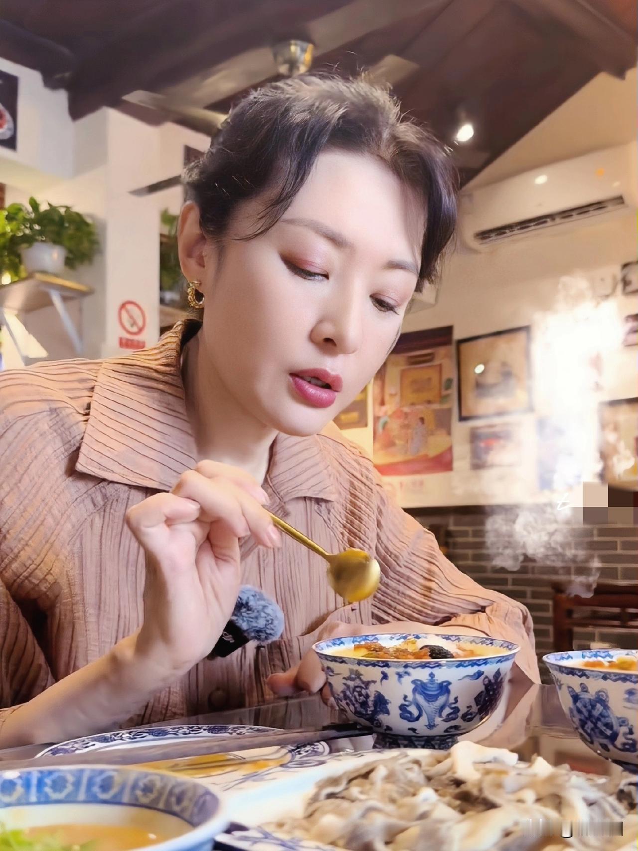 周涛退出央视后变身吃货博主，57岁北京打卡老北京小吃。她一点都不拘谨，大口吃，畅