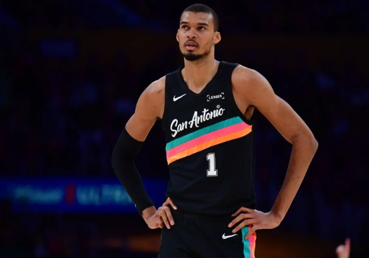 文班亚马总盖帽数，断崖式领先！联盟本赛季盖帽数排行前三的球员，分别是，第一马刺的