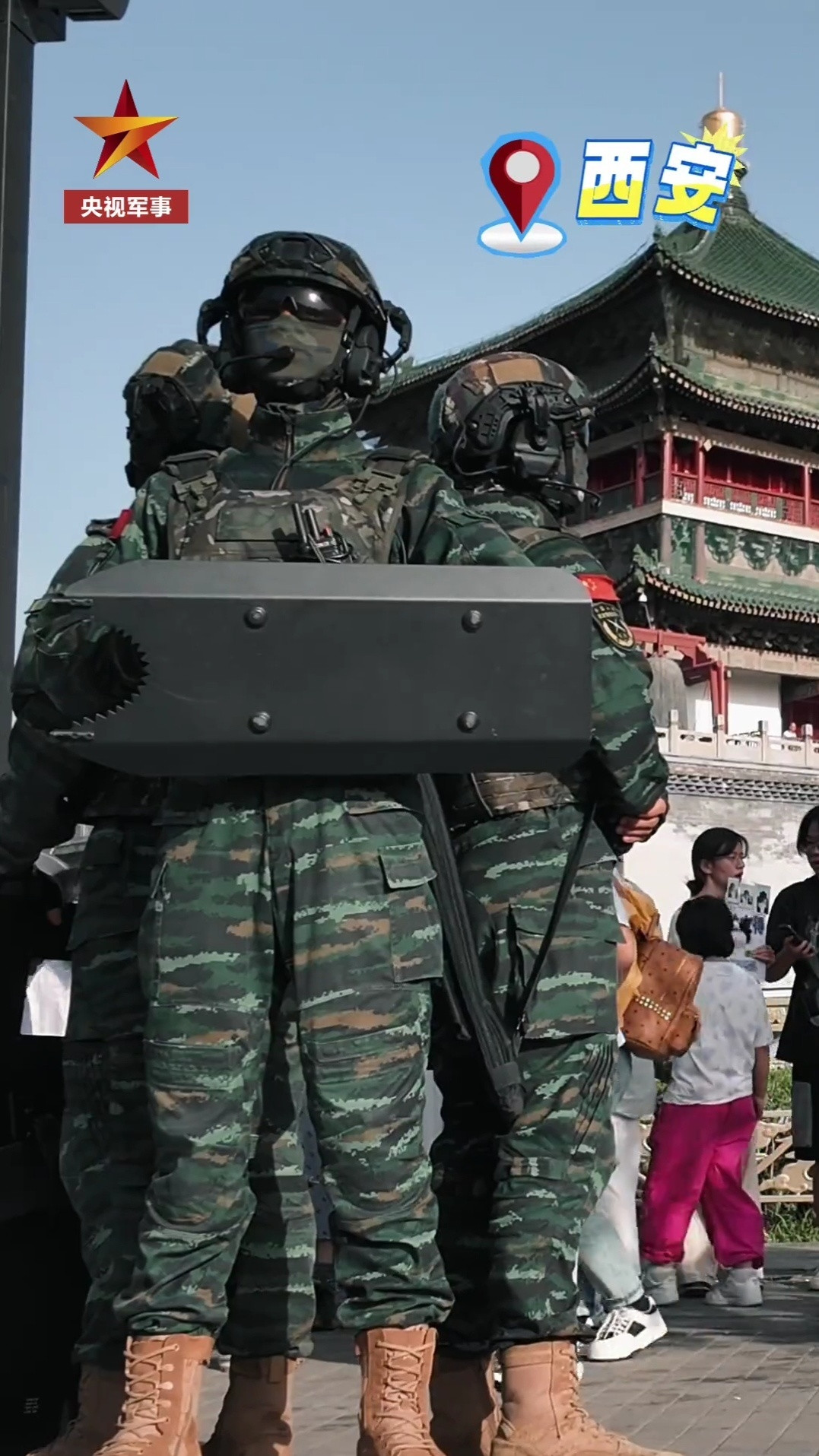 五一假期，武警战士在西安景区执勤。​​​