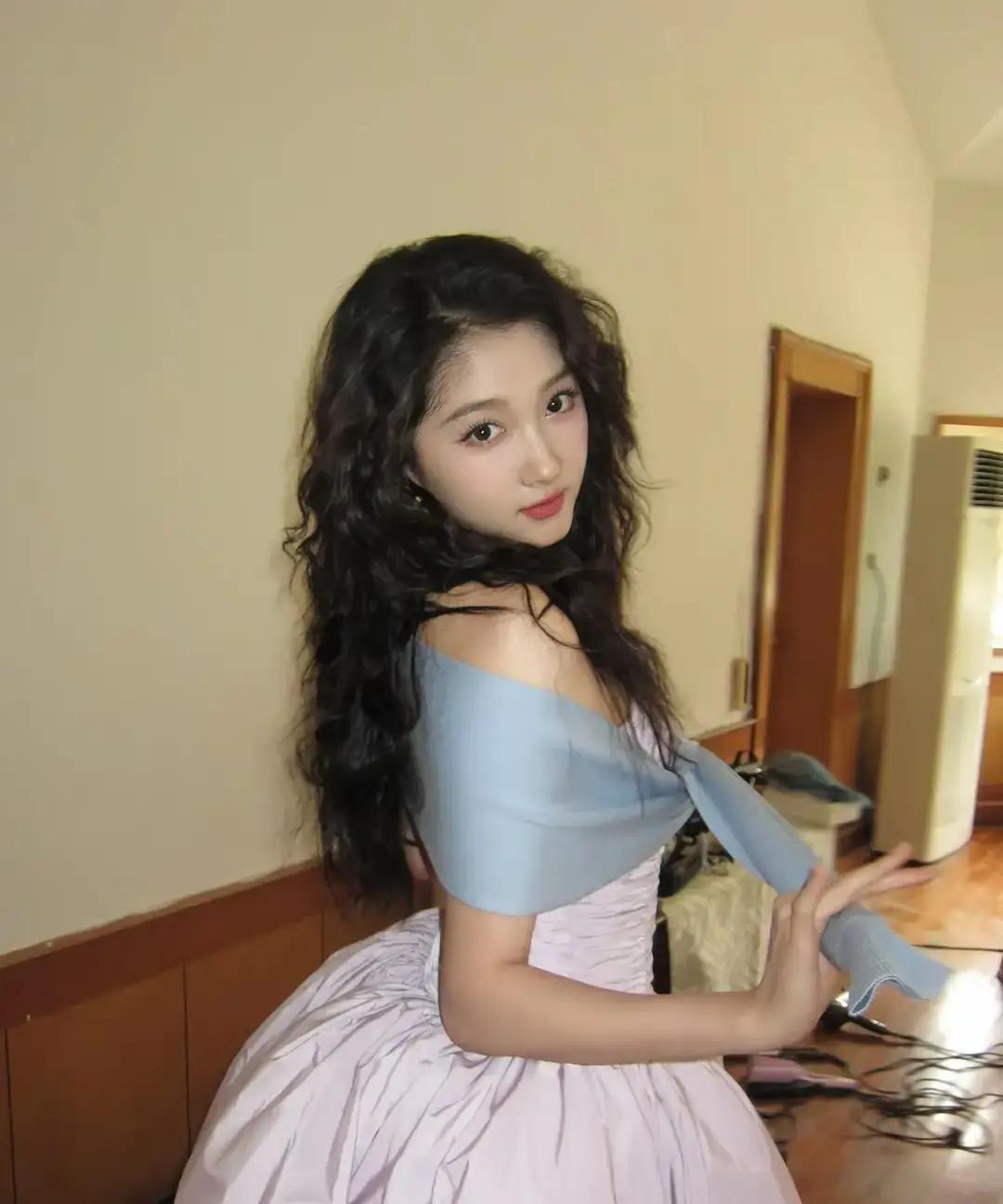 关晓彤在品牌活动里一句“有人没长大”，全网立马把鹿晗拽出来对号入座。六年前俩人