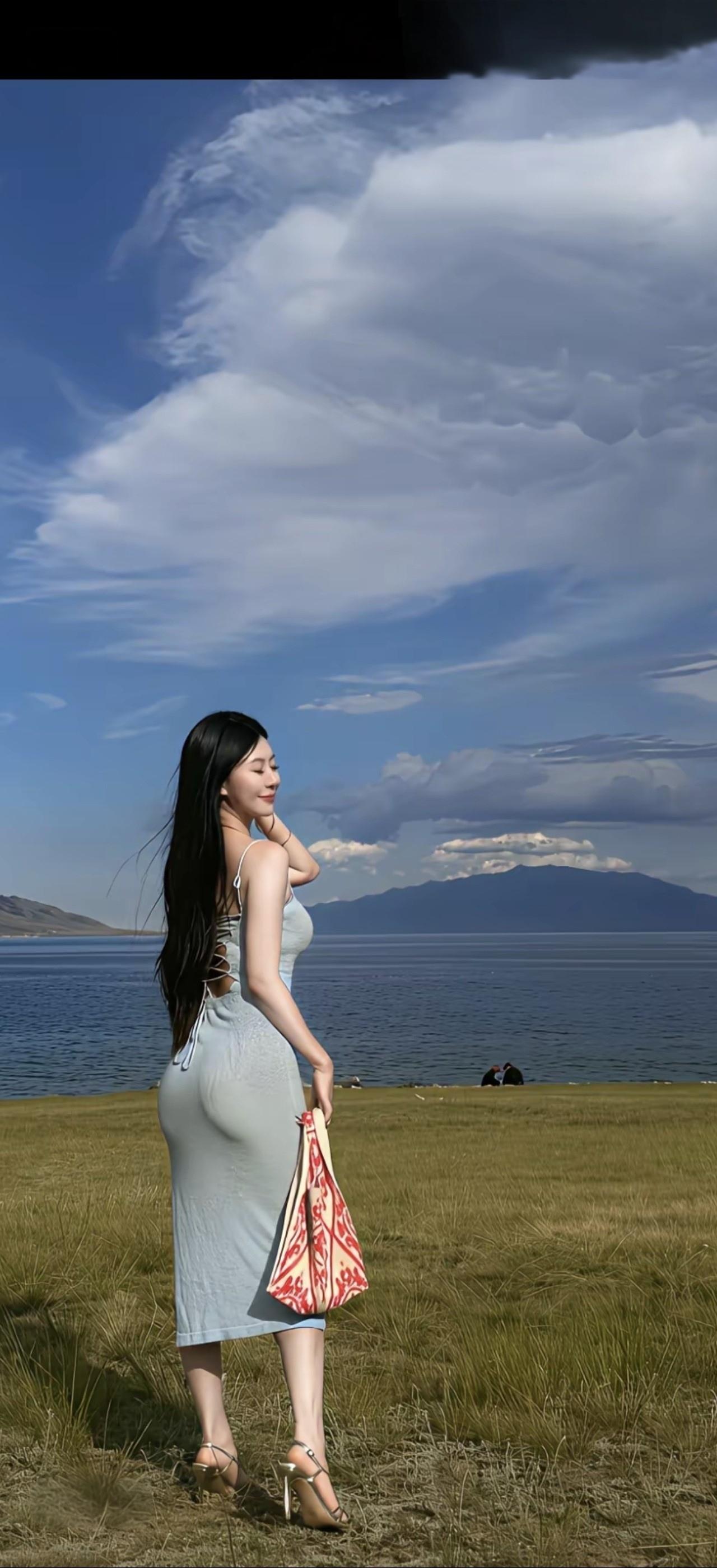 碧波荡漾处，美人倚天立。