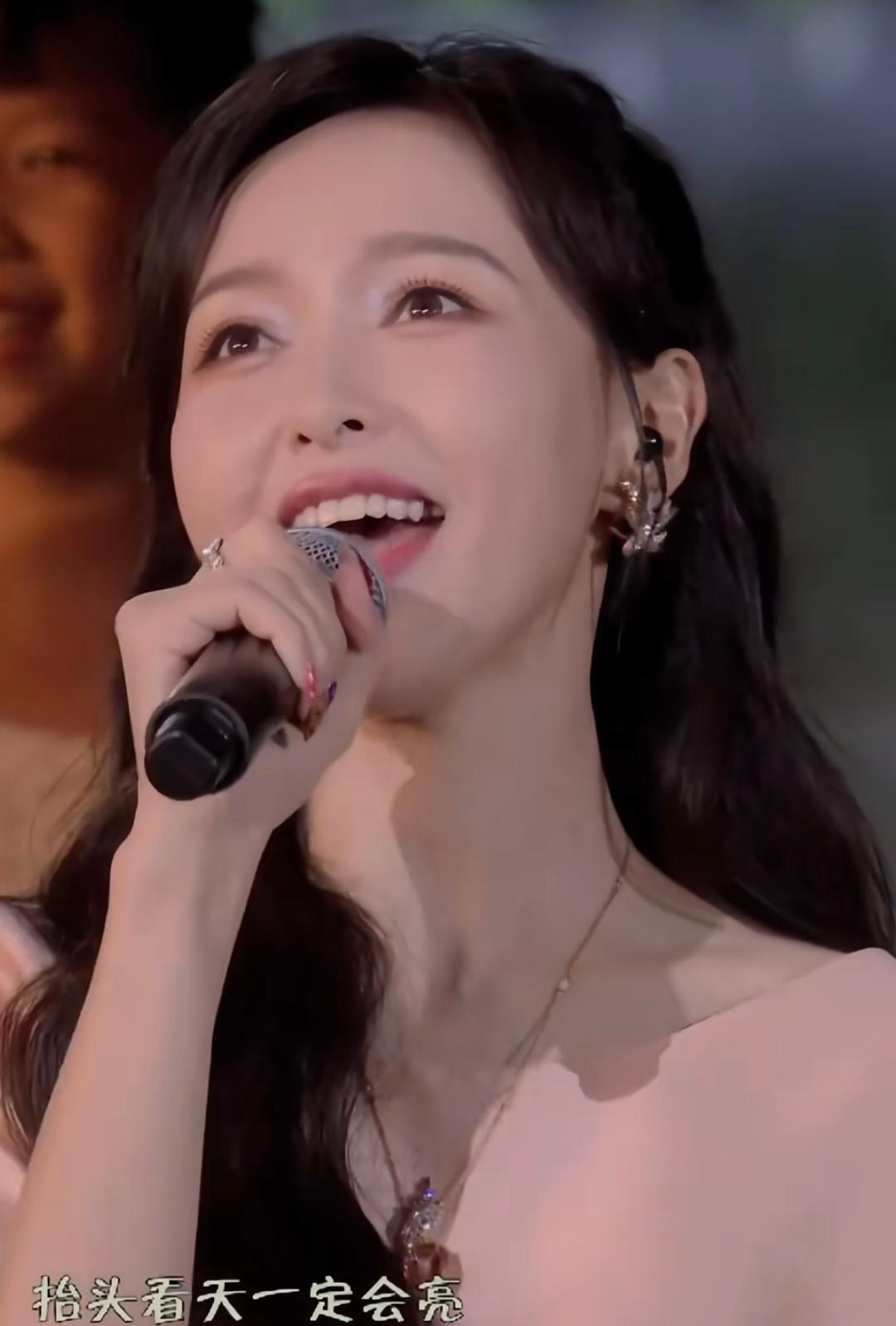 昨晚“中秋晚会”请好几个演员夹着嗓子唱歌，轻声轻气的听得我直上不来气。如今的晚会