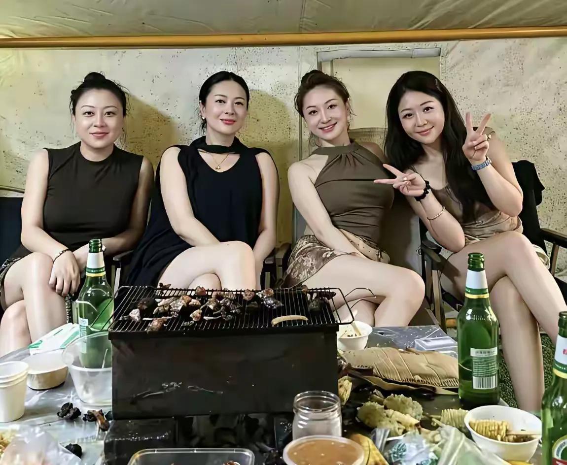 几位闺蜜欢聚一堂，吃烤肉和啤酒好痛快，徐娘半老风韵犹存啊！