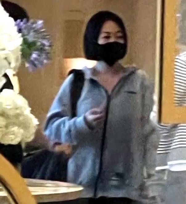 小s韩国被人偶遇，健康状况让人担忧，但是消费水平却一点没有变差！6月23日下