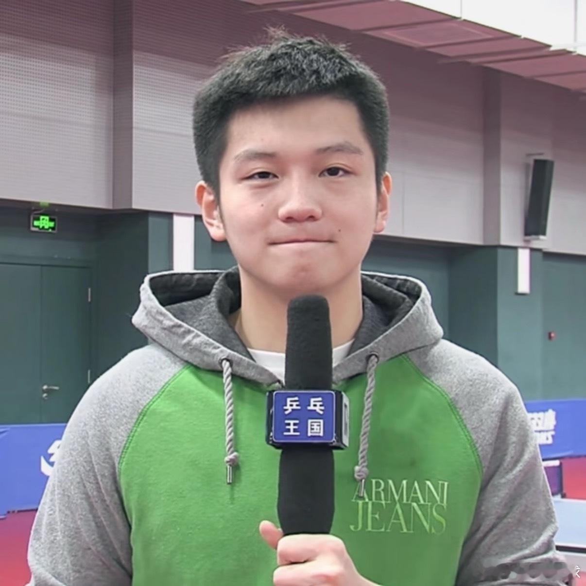樊振东萌力攻击明明是赛场大魔王，却会对着镜头偷偷比耶，这哪是策略，分明是萌系暴