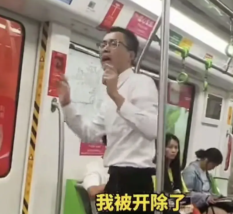 崩溃时的呐喊……近日，杭州地铁上，一个刚刚毕业的大学生，在运行中的地铁里，突