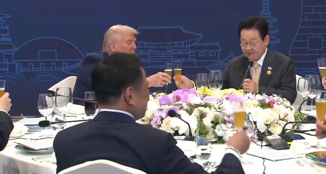 李在明在韩国APEC峰会晚宴上与美总统干杯，桌子上的一杯可乐引热议！10月29日