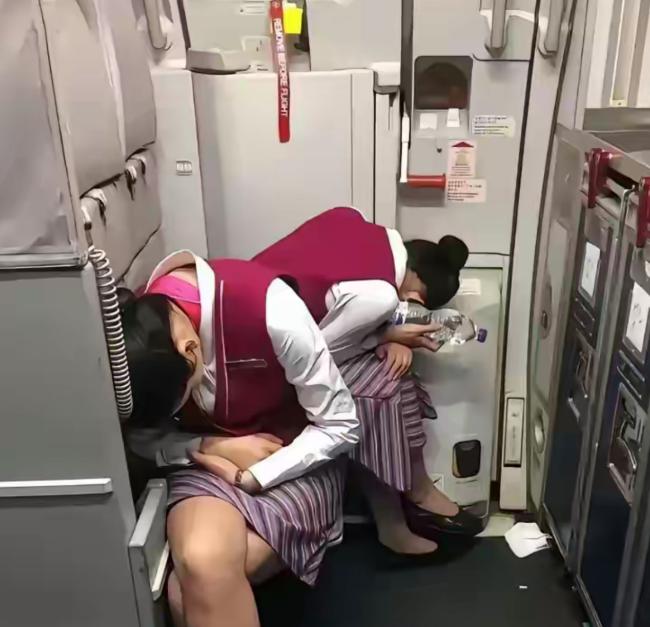 空姐月薪过万？真没吹牛，但钱是拿命换的。飞不满80小时，工资立马掉到七千档，基础