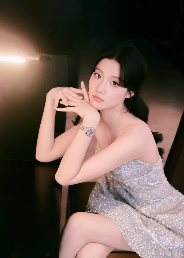 卢昱晓穿银色抹胸短裙，灵动娇俏似公主​​​