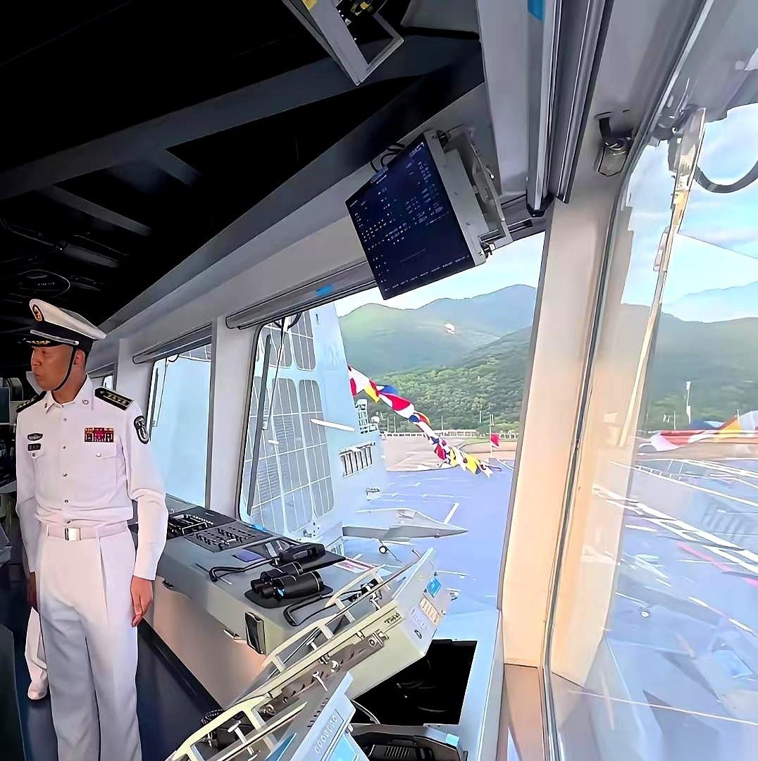 美军一艘航母要6000人，咱们的福建舰，3000人。少了一半的人，去哪了？答