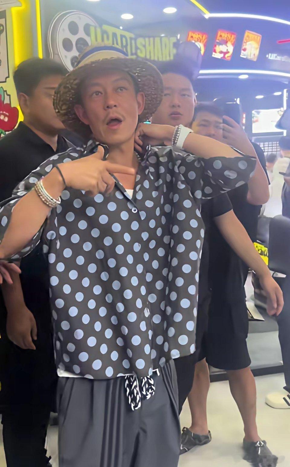 当你认为陈冠希怎么落魄成这样了，不修边幅，其实是我们没看懂，人家依旧从上到下都是