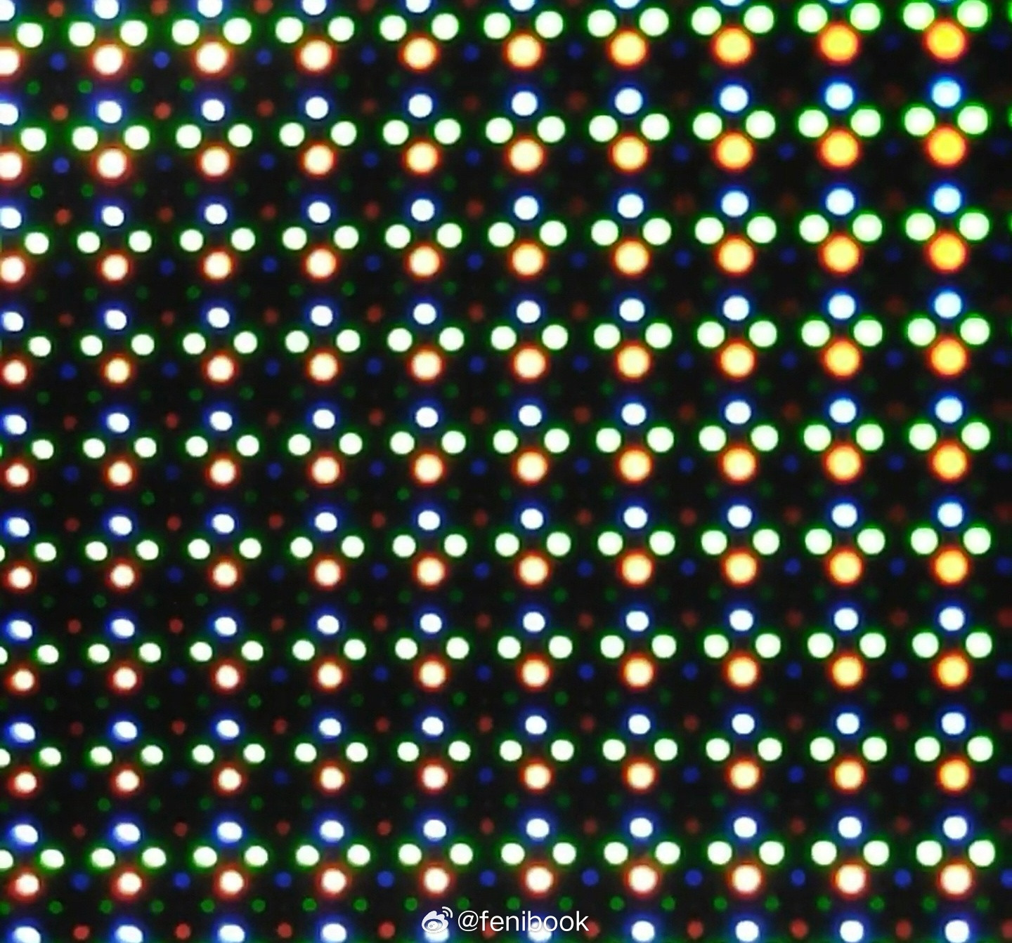 三星S26Ultra的屏幕白底网格和文字锯齿的原因可能和全新的像素排列和间隔