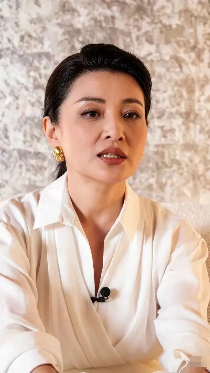 快60岁的周涛，这份气质真的太难得❗一身简简单单白衬衫，配上复古金耳环，没有花