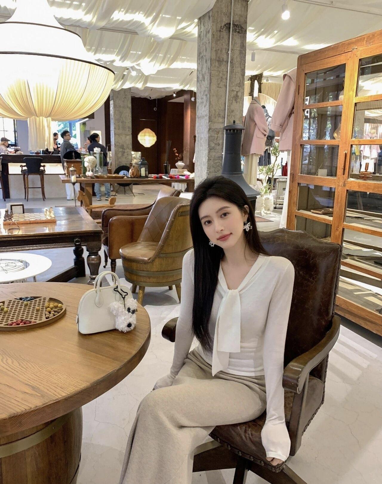 在窗边邂逅慵懒的午后，阳光揉碎在蕾丝桌布上，时光也跟着慢下来，只想在这份温柔里多