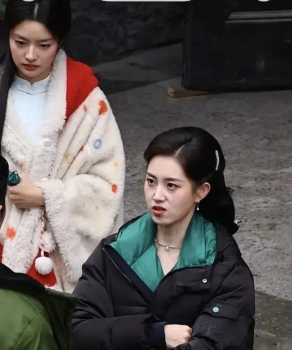 都说短剧这位丑没人发现角落的徐若晗吗