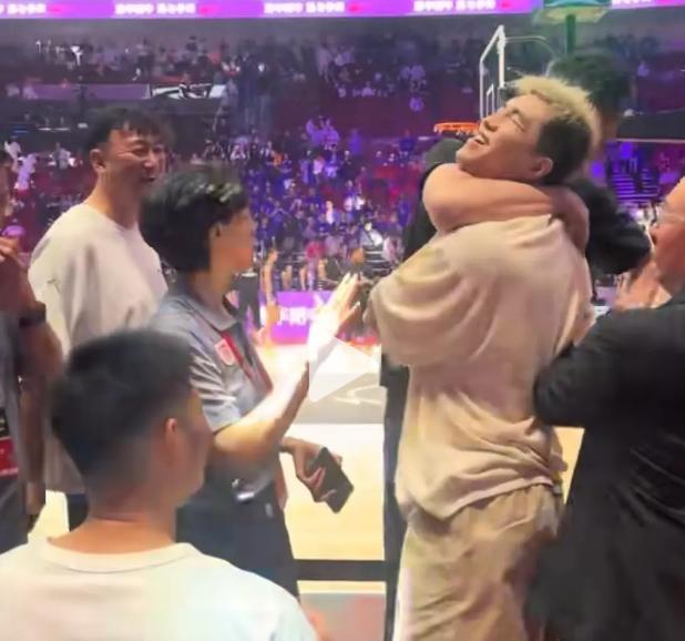杜锋锁喉郭艾伦，要求“郭艾伦加入广东”~5月25日的耐高总决赛，杜锋、郭艾伦、