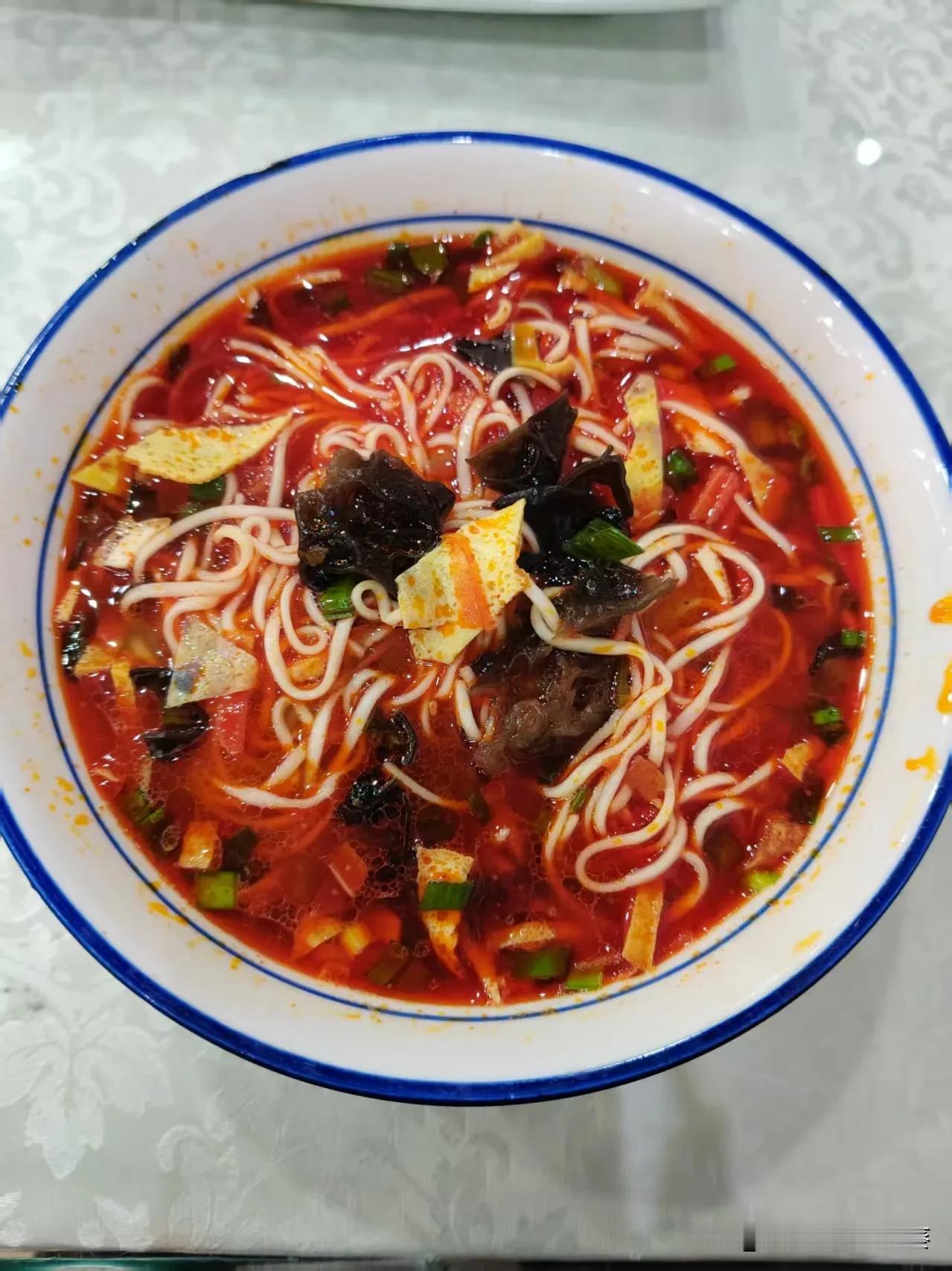 1. 三餐制（主流）：这是最普遍的模式，即早餐、午餐、晚餐，对应上午、中午、晚上