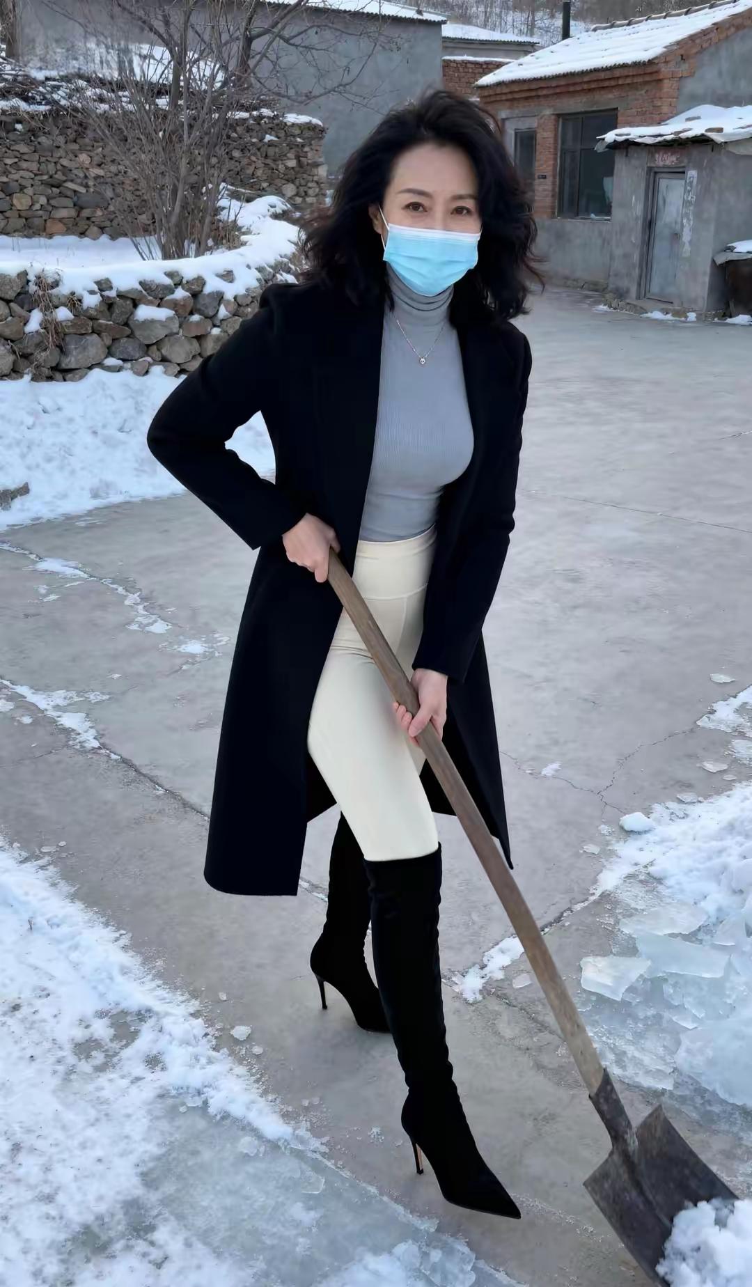 雪下这么大，回农村扫雪，村里的空气清新，就是格外的冷。什么年龄段的女人最有女人味