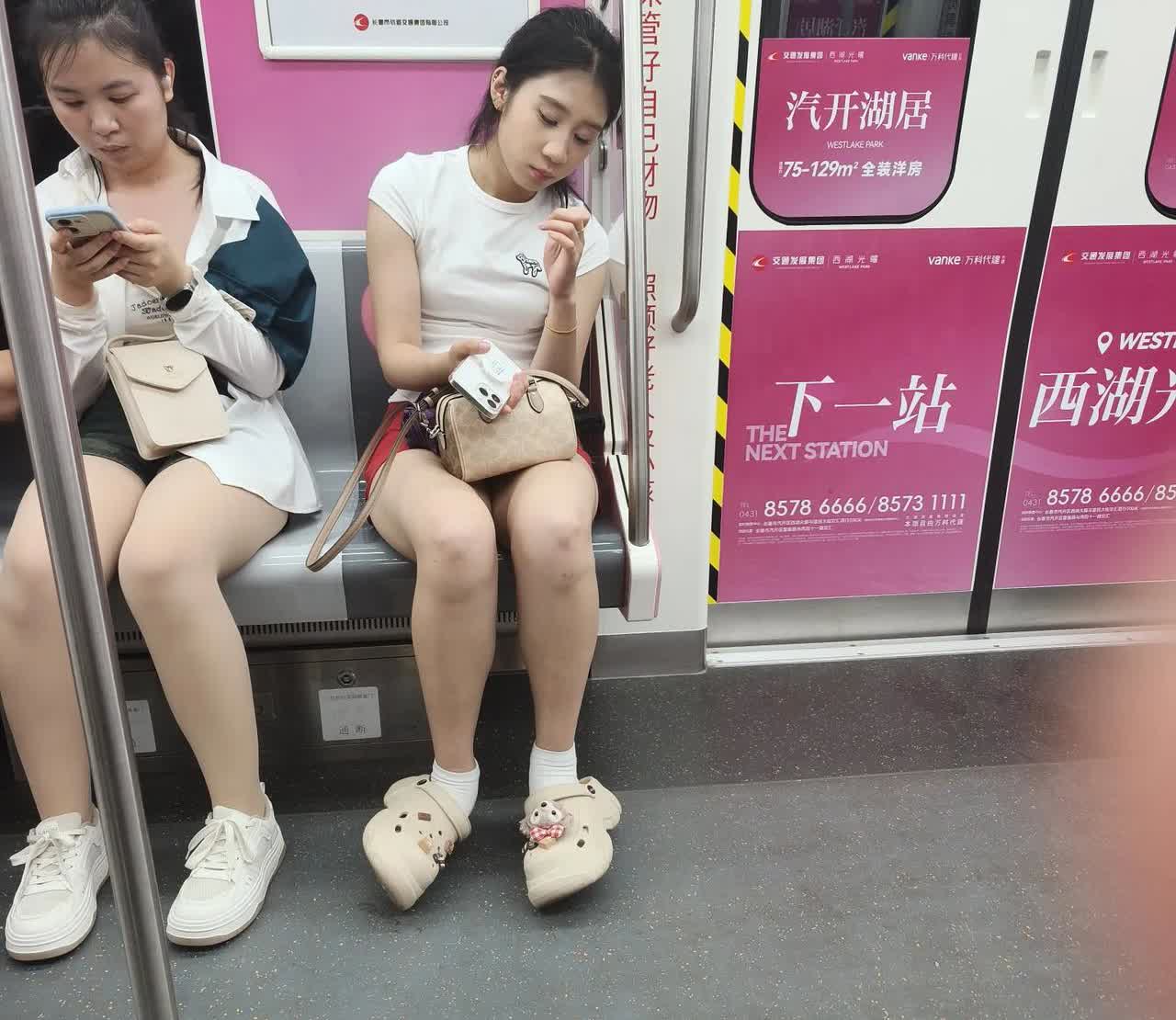 3万娶哪个，这还真有的选。有男子花3万娶了非洲姑娘，新娘肤白貌美，在婚礼录像里，