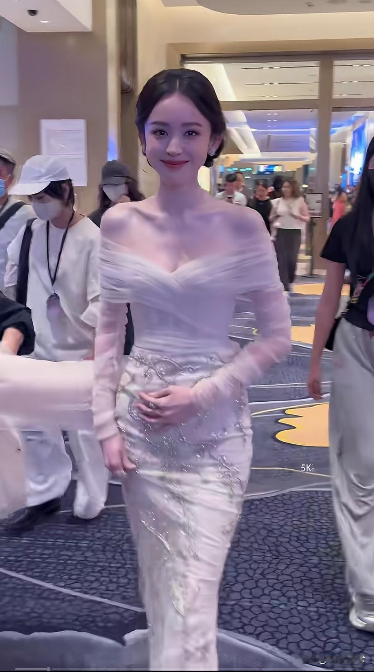 好美，穿了就大大方方的，这样的天资真是羡煞旁人，漂亮的女人到哪都自成风景啊