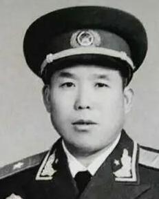 1949年11月，身为司令员的杨勇刚返回驻地，解散了手下的警卫员回到房中，马上就