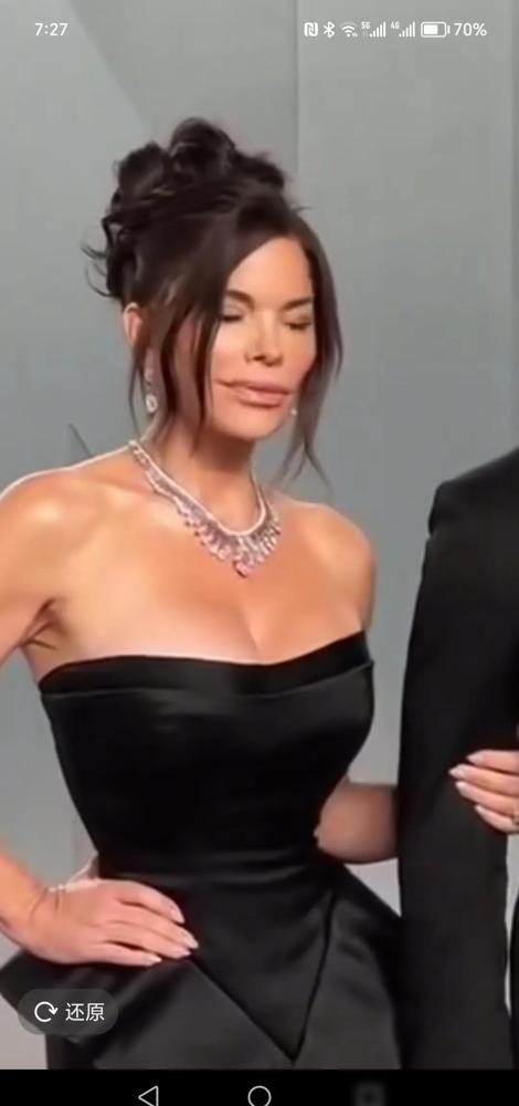 上周三的奥斯卡名利场后派对，贝索斯老婆劳伦抢足了眼球。这是他俩去年6月在意大利结