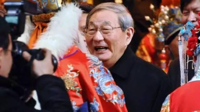 朱镕基退休后，成了京剧“发烧友”政声人去后，民意闲谈中。2003年，朱镕基