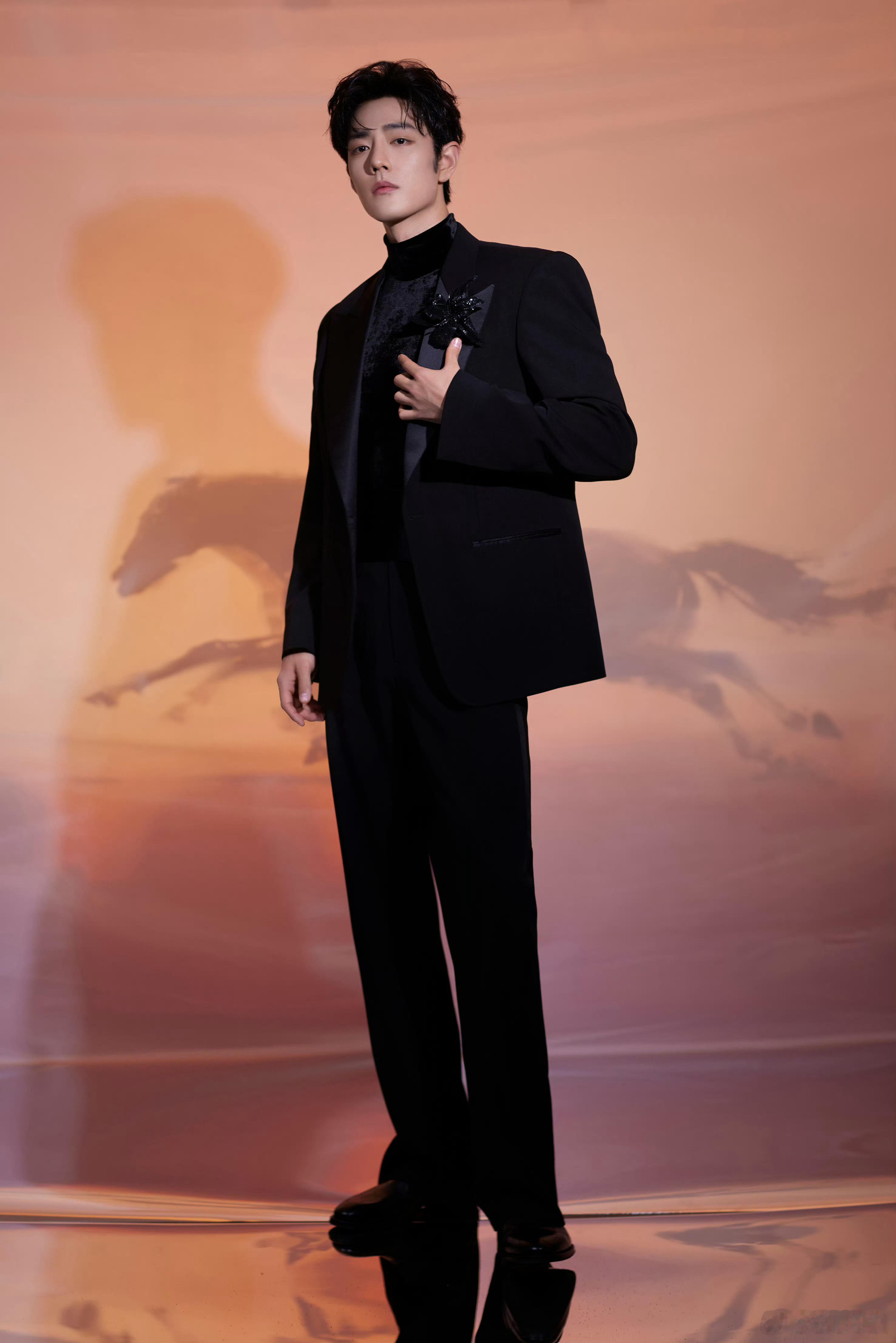 感谢分享~身着古驰专属定制西服套装亮相2026东方卫视跨年盛典于时间的起点，定