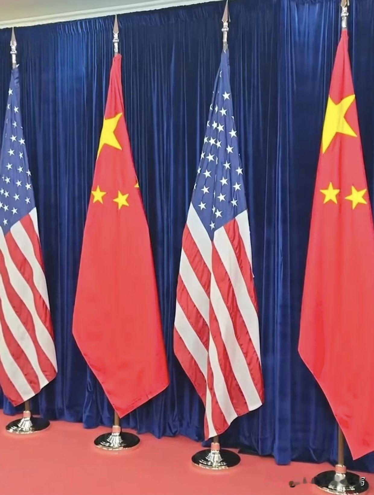 你发现没?真把你当回事的,不是天天夸你的“兄弟”,反而是那个死磕你的对手!