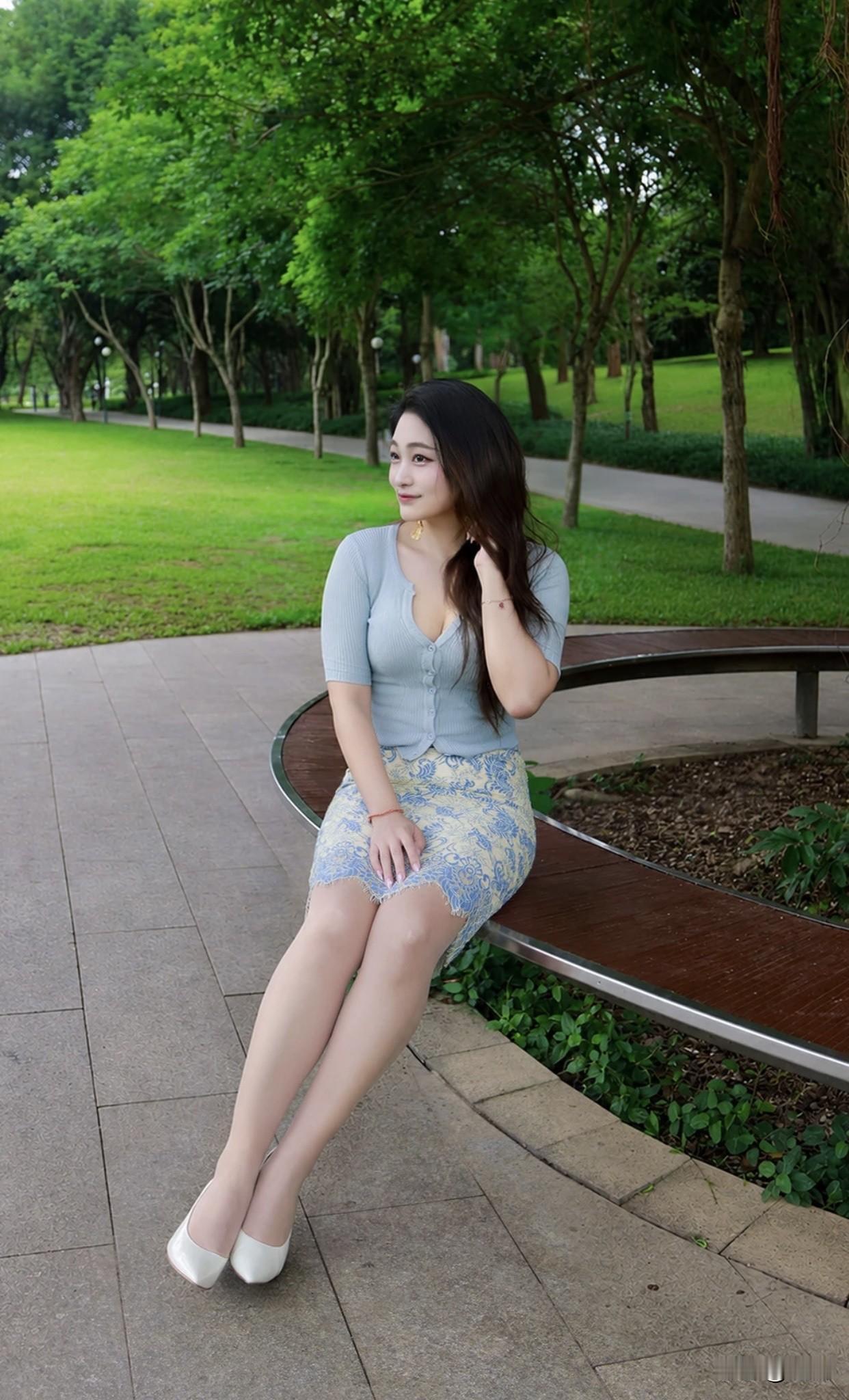 怎么穿搭会让人比较显温柔优雅漫步在绿意盎然的公园，手捧一杯香浓奶茶，享受宁静的午