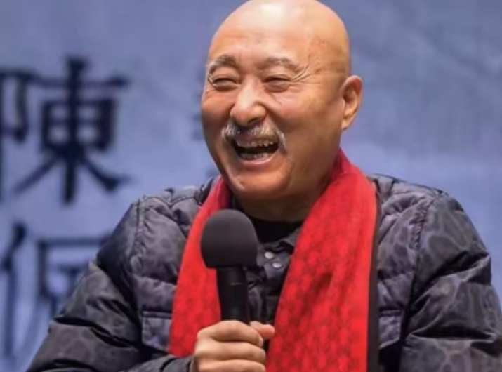 陈大愚结婚后，不想要孩子。哪料，陈佩斯急了对他却说：“儿子，你们生完孩子我们帮你