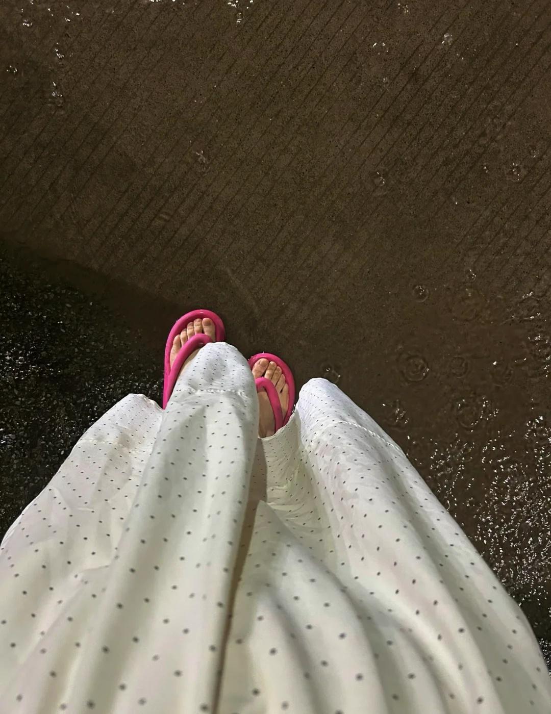 雨天和碎花裙是很搭的。人字拖夏天是拖鞋的主场
