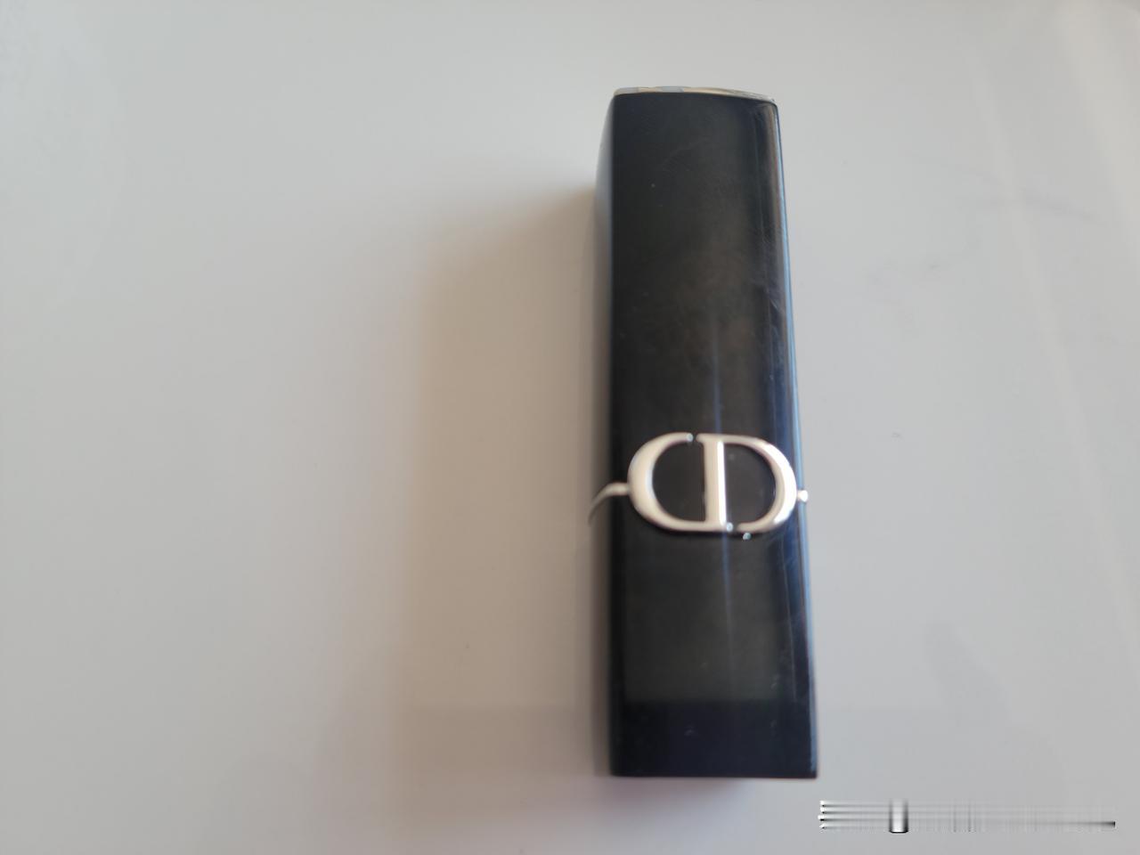 这是我去年七月份和儿子旅行时，在免税店买的一管迪奥口红，而且是打折款，200元人