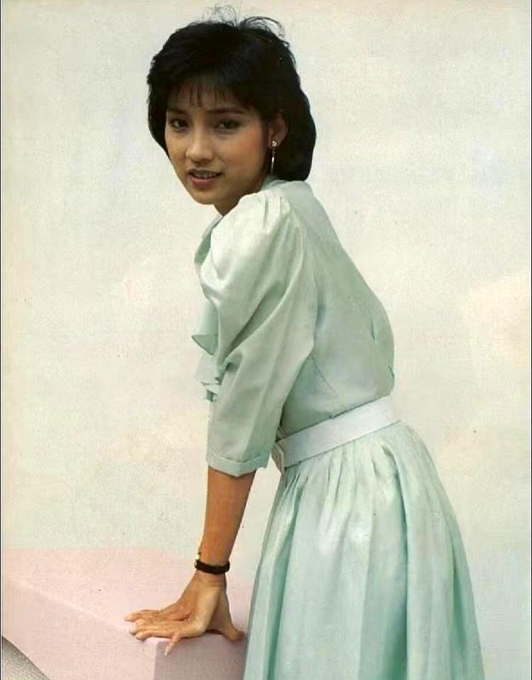 “戚美珍被小三”骂了30年，真相是：她先甩的苗侨伟。男人转头跟梅艳芳因戏生情，